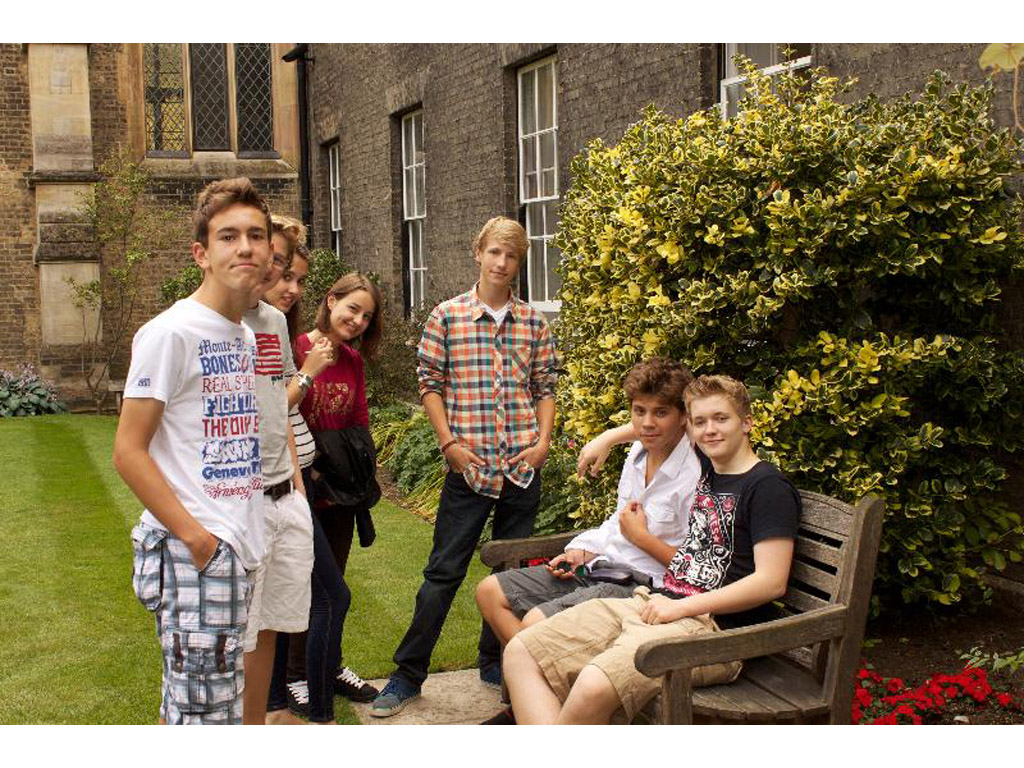Speak cambridge. Красивые фото семьи в Кембридже. Оксфордский курс для детей. Звезды которые учились в Кембридже. Magdalene College Cambridge Bucksmore.
