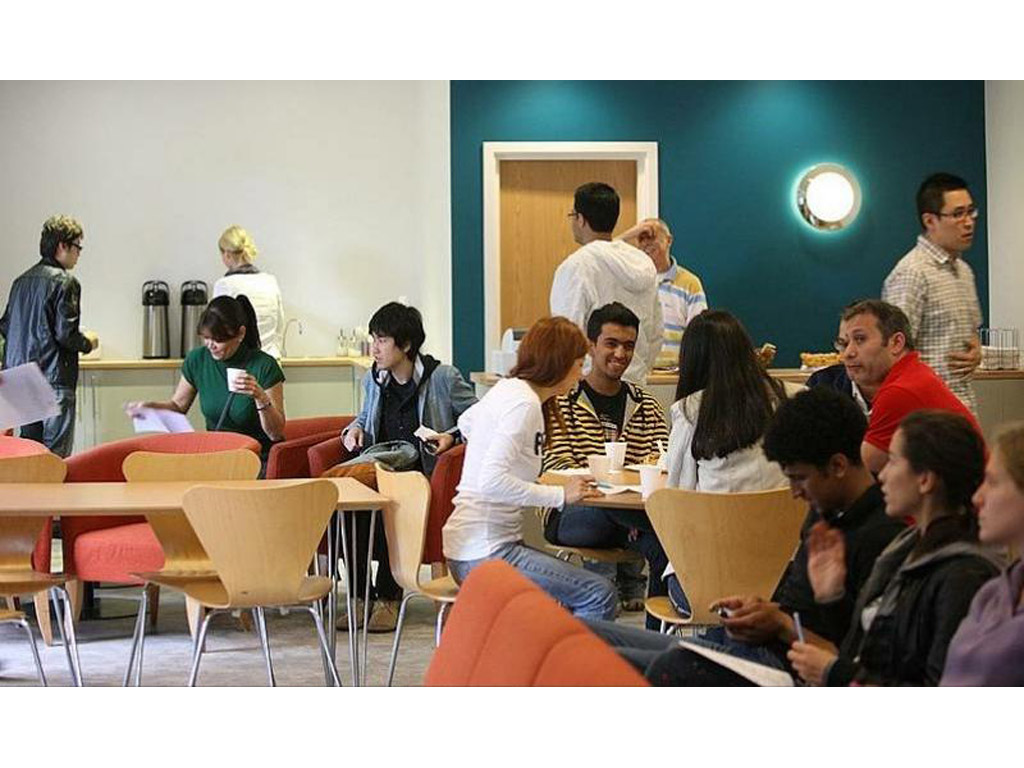 Современные технологии в школе великобритании. Лондонская лингвистическая школа. Школа в лондоне внутри. The london school of languages and cultures. Урок иностранного языка в школе.